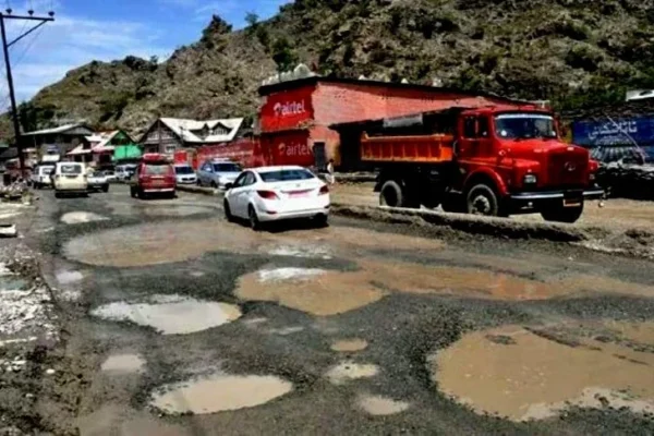Bombay High Court Revives PIL on Potholes and Poor Road Conditions Bombay High Court Revives PIL on Potholes and Poor Road Conditions