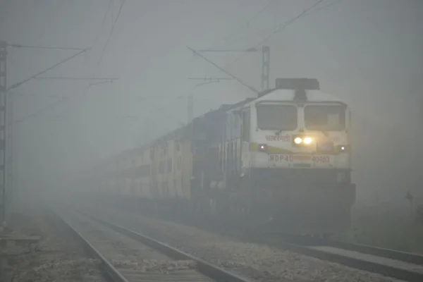 Delhi Under Yellow Alert: Dense Fog Disrupts Trains and Flights as Temperature Plummets Delhi Air Condition